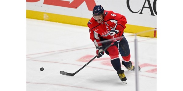 Le premier joueur de l'histoire de la LNH à atteindre le club des 900 buts Le premier joueur de l'histoire de la LNH à atteindre le club des 900 buts